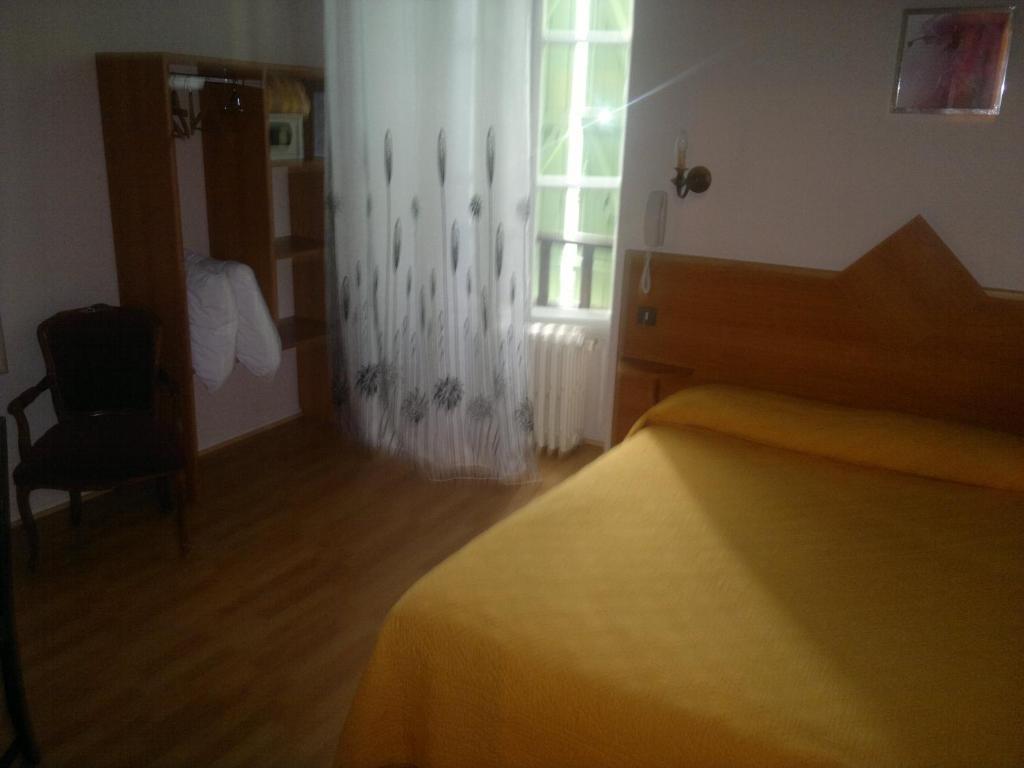 Logis Hotel De France Arudy Rum bild